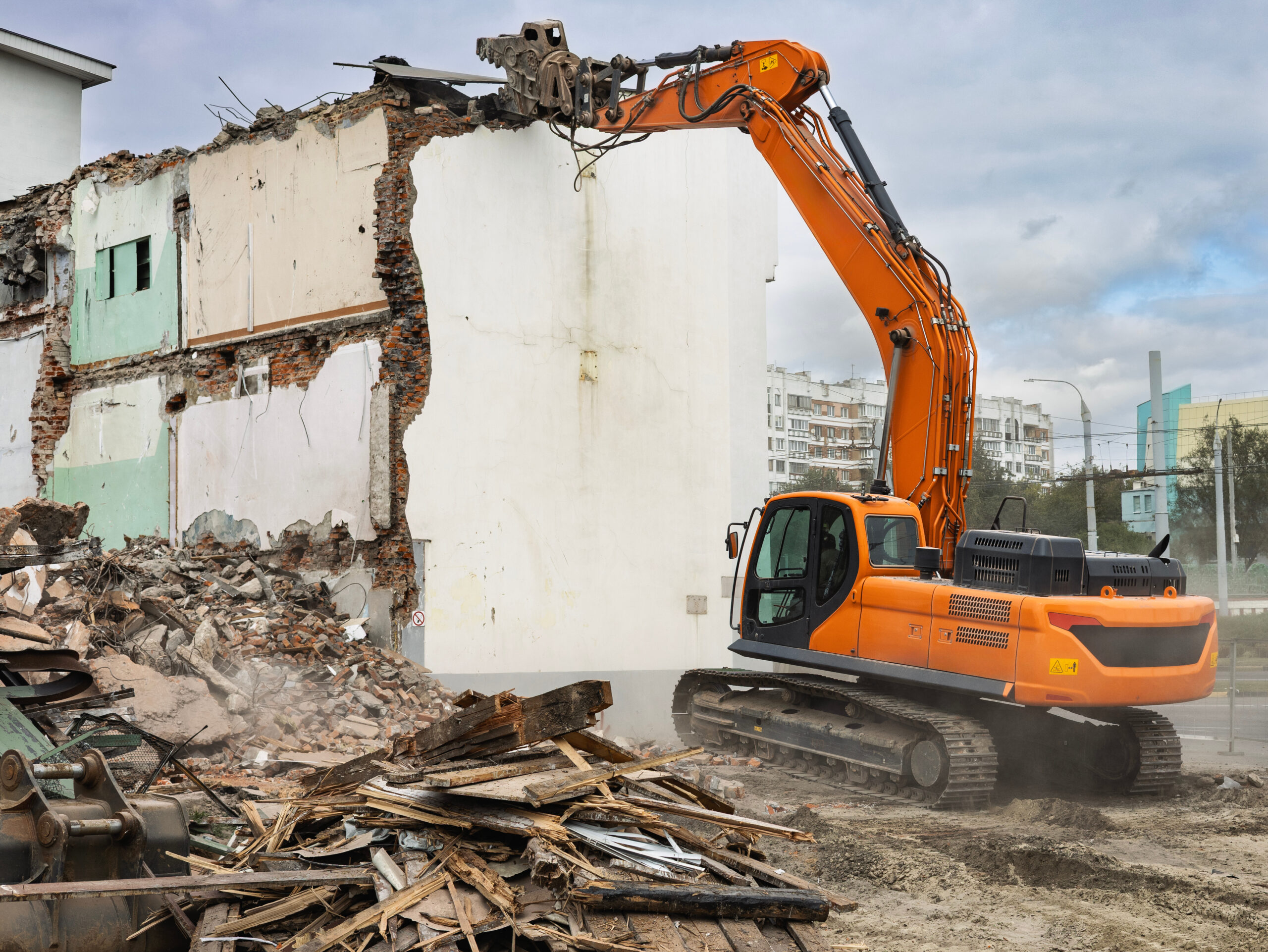 Choisir le démantèlement ou la démolition pour votre bâtiment en Charente-Maritime.