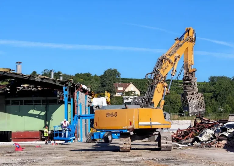 Démolition de hangar agricole à Niort : démarches et tarifs pour réussir votre projet